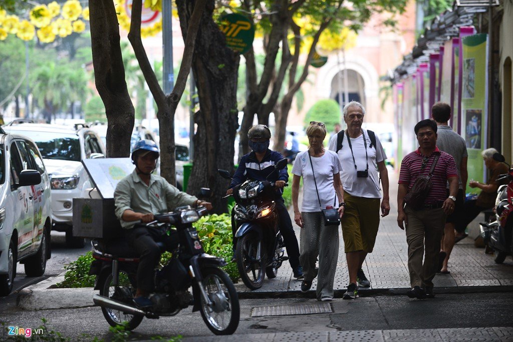 Vỉa hè quận 1 mất trật tự ngày vắng đoàn kiểm tra